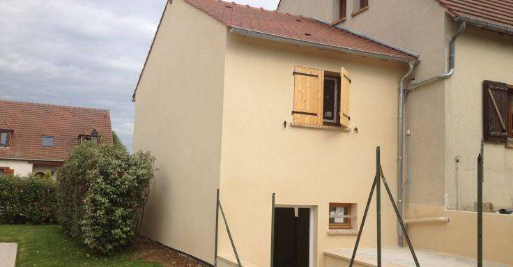 Extension de maison en maçonnerie avec toiture à double pente et crépi de façade - Nantes 44