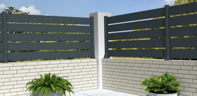 Muret et cloture en lames de PVC gris anthracite (Leroy Merlin)