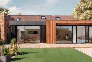 Une extension de maison moderne qui contraste avec le bâti classique