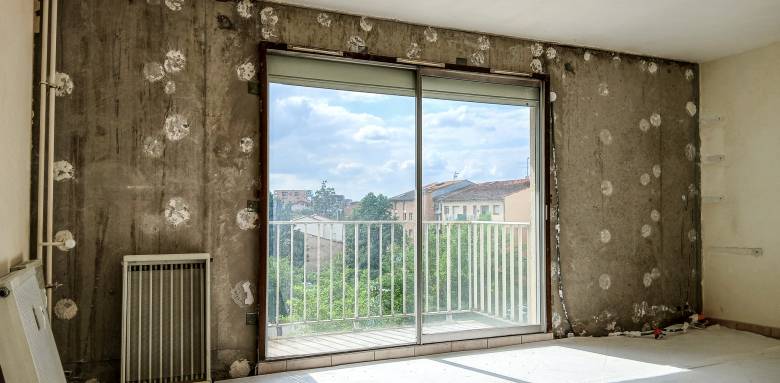 Dépose de l'ancien isolant avec travaux d'isolation aux normes dans une maison individuelle à Toulouse