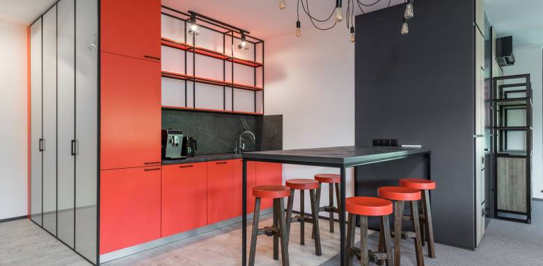 Une cuisine en rouge et noir