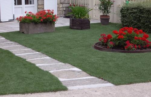 terrasse gazon synthétique avec pas japonais