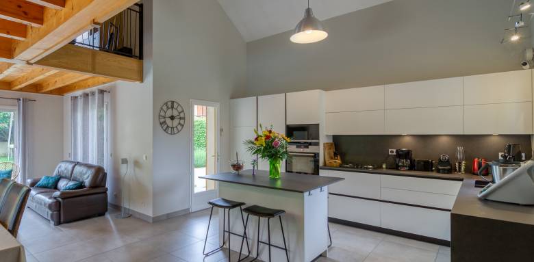 Une belle cuisine ouverte met en valeur les grands volumes 