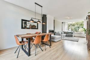 Délimiter les espaces avec éclairage et tapis