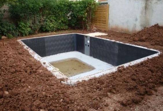 Remblaiement autour de la piscine
