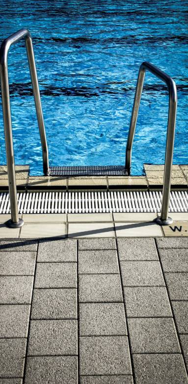 escalier de piscine fixé a une plage de piscine 