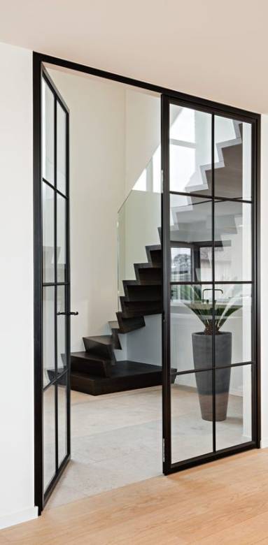 Une porte verrière apportera du cachet à votre intérieur (ici : Tijdloos project Diksmuide sur Hoog.Design)
