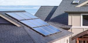 Panneaus solaires photovoltaïques sur toiture ardoise