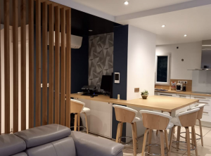 Claustra qui permet de séparer le coin bureau, dans le Grésivaudan