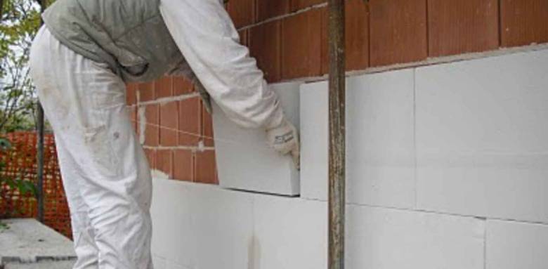 Pose de l'isolant sur un support brique