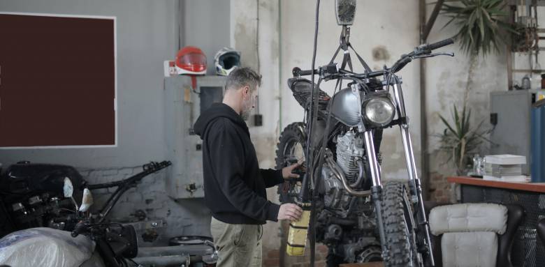 Réparation moto dans un garage aménager Marly 