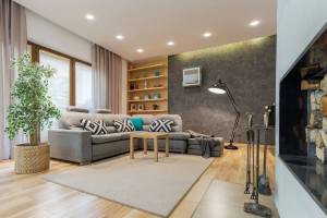 Installer un faux plafond dans un salon.