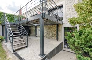 Escalier acier pour accès à terrasse sur pilotis