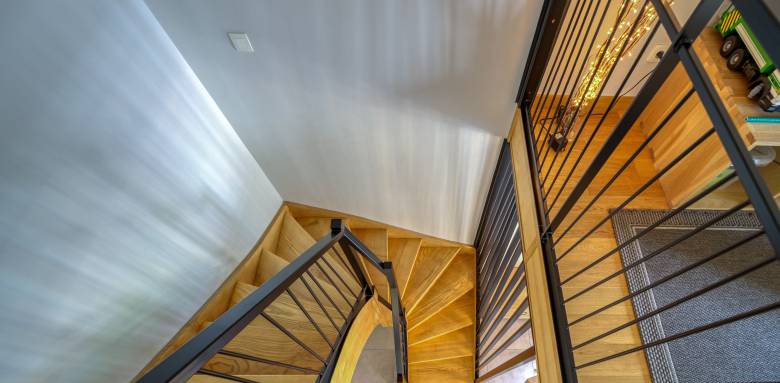 escalier en bois, avec man courante et garde-corps métal : Chaleur et modernité ! 