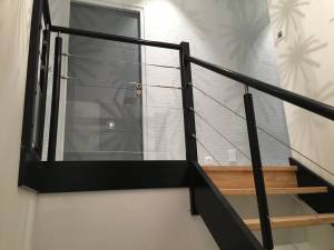 Escalier intérieur bois et métal garde corps à lisses