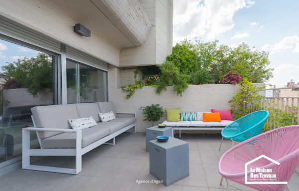 Terrasse contemporaine avec salon de jardin et espace détente, illustration d’un aménagement extérieur confortable et fonctionnel à Agen.