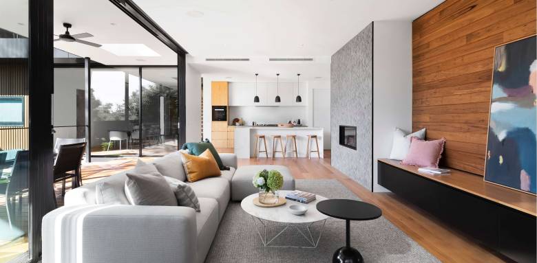 Un séjour ouvert entièrement meublé sur-mesure dans un style contemporain 