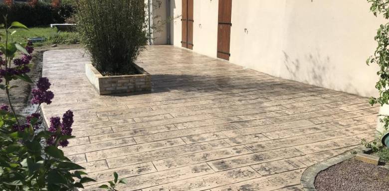 Terrasse en béton imprimé façon bois vieilli