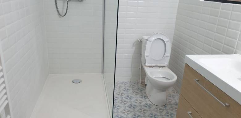 Pose d'un receveur ultra plat sans ressaut en appartement avec sanitaires