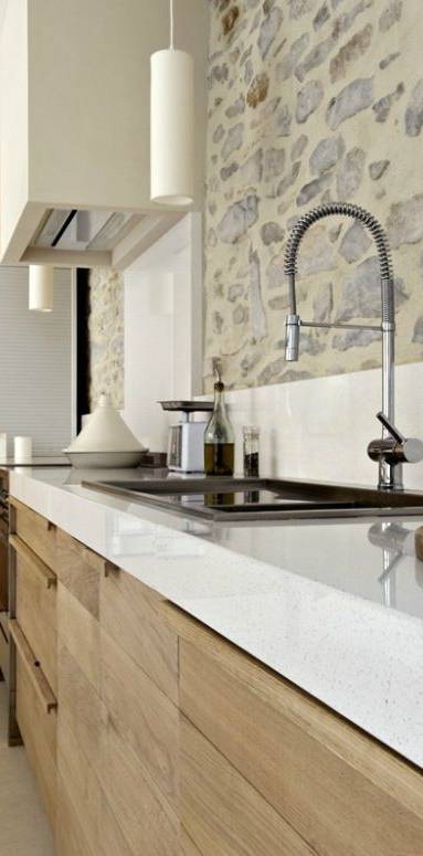 Une cuisine en bois dans une maison en pierres Houdan