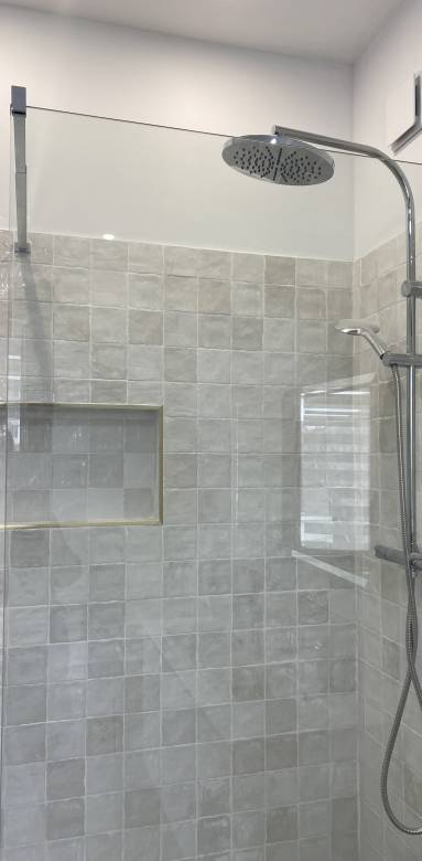 Rénovation d'une salle de bain, faïence zellige et couleur neutre 
