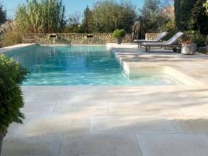 Revêtement de terrasse en pierre autour de la piscine - Hyères 83