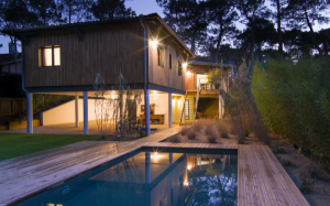 Un agrandissement de maison en bois sur pilotis