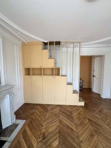escalier sur mesure avec rangements intégrés 