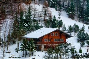 Chalet sous la neige