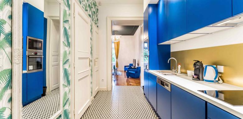 Cuisine tout en longueur et tout en couleur