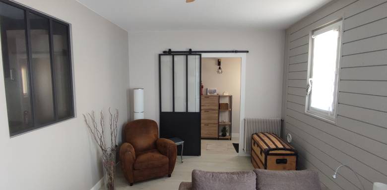 porte-coulissante-verriere-noir-rail-apparent-sables-olonne.jpg