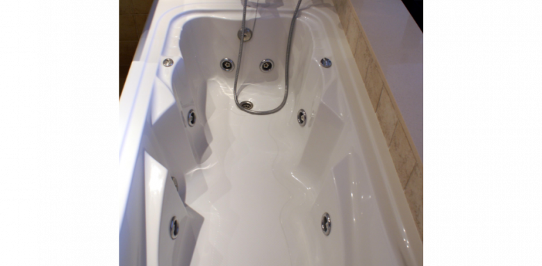 Baignoire balnéo dans une salle de bain Poissy