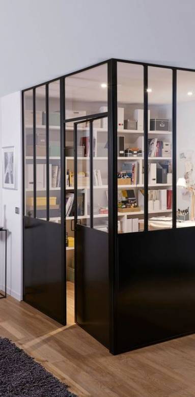 Espace bureau fermé dans le salon