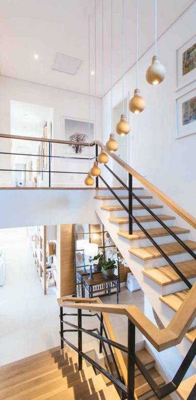 Escalier grandiose avec coin lecture 