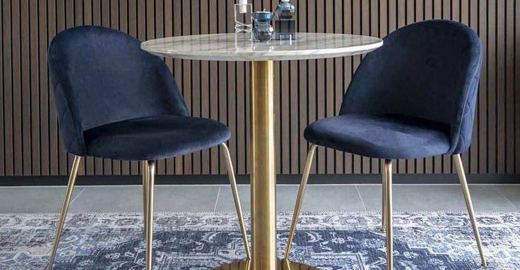 Chaises en velours coloris bleu nuit