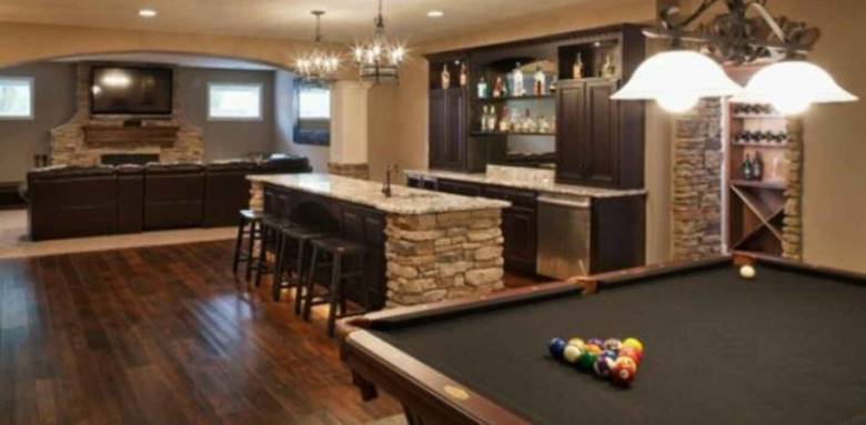 Souplex aménagé en bar et salle de billard