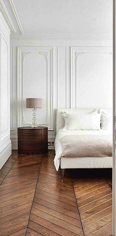 Pose d'un parquet point de Hongrie dans une chambre 