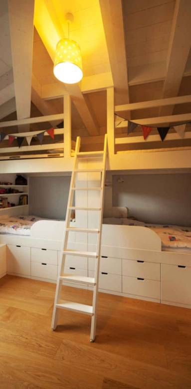 Des lits face à face pour cette chambre d'enfants
