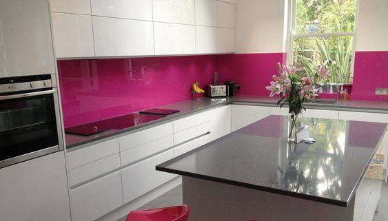 Crédence de cuisine rose