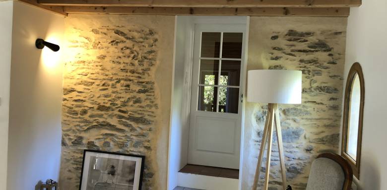 ce joli mur en pierre naturelle donne un cachet fou à la maison
