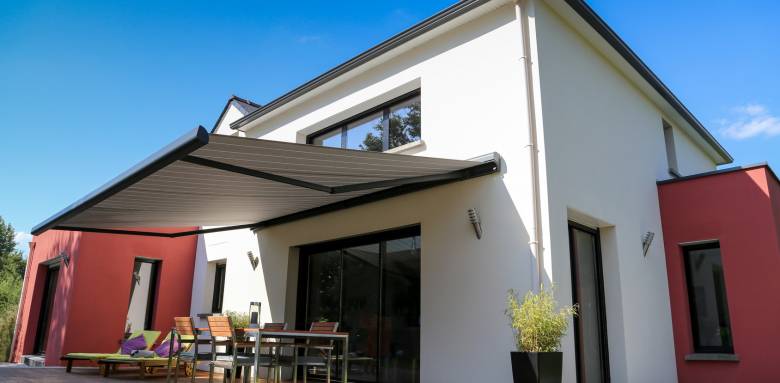 Pose d'un store banne pour protéger la maison de la chaleur - Rochefort 17