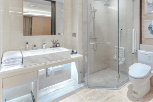 Petite salle de bain, grand défi : toutes les astuces pour un aménagement réussi.