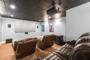 Home cinéma avec fauteuils et projecteur