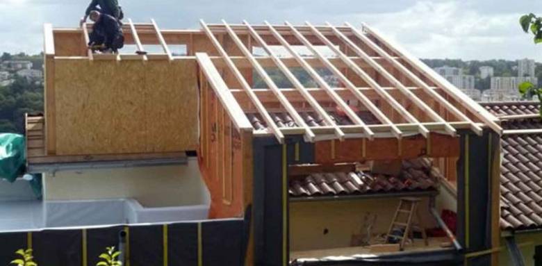 Pose d'une toiture en surélévation 