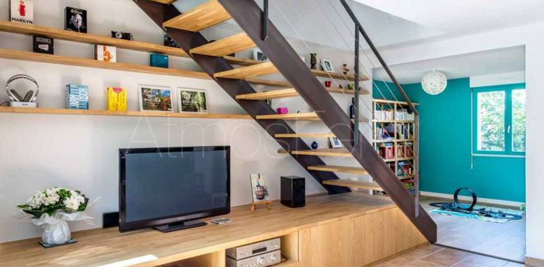 escalier intérieur aménagement coin bureau et bibliothèque