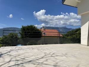 belle terrasse sur pilotis dans le Grésivaudan