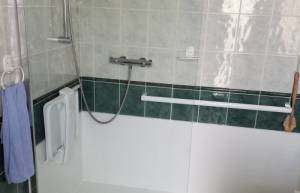 Salle de bain transformée en douche sécurisée