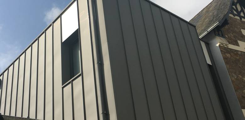 Bardage zinc quartz à joint debout sur surélévation en ossature bois - 44 Nantes