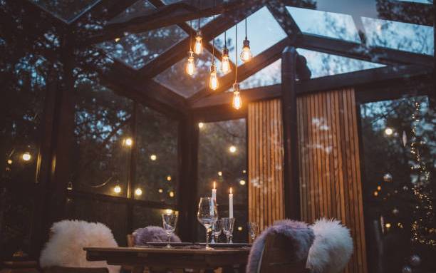 véranda avec une toiture en verre 