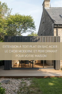 Vue extérieure d'une extension de maison moderne avec toit plat en bac acier gris anthracite et grandes baies vitrées.